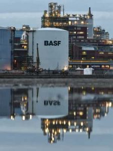 Foto Das Werksgelände des Chemiekonzerns BASF in Ludwigshafen