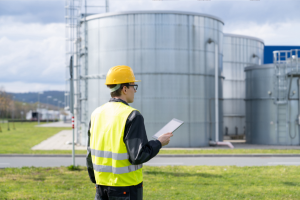 Mann in Sicherheitskleidung vor Gasspeicher