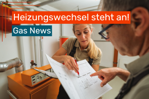 Zwei Personen im Keller übersprüfen Unterlagen, ob die Heizung ausgetauscht werden muss