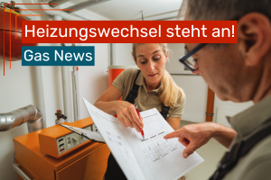 Zwei Personen im Keller übersprüfen Unterlagen, ob die Heizung ausgetauscht werden muss