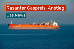 Großer orangefarbener Gastanker fährt auf ruhigem Meer unter blauem Himmel. Er transportiert LNG.