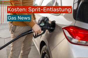 Eine Person tankt ein silbernes Auto an einer Zapfsäule.