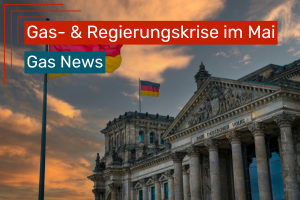 Der Reichstag im Berlin vor düsterem Himmel, Deutschlandflaggen wehen.
